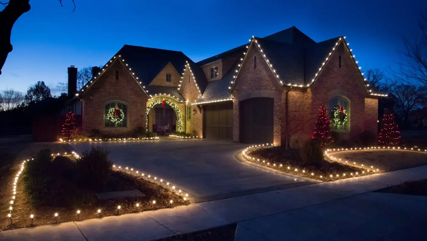 Warm white roofline lights with C9 ground stakes lining the driveway and walkway